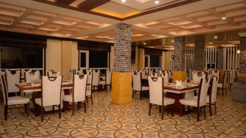een feestzaal met tafels en stoelen in een kamer bij The Z Retreat & Spa in Gangtok