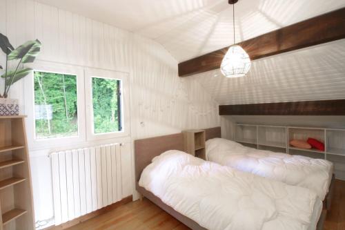 Comfortable Chalet - View of Lake Aiguebeletteにあるベッド