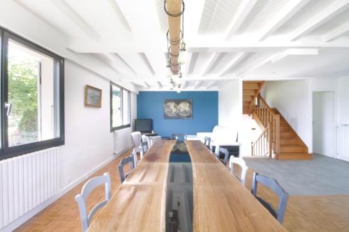 una sala de conferencias con una mesa larga y sillas en Beautiful villa on the slopes of Lake Aiguebelette!, en Saint-Alban-de-Montbel