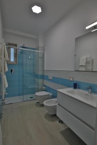 カステッランマーレ・ディ・スタービアにあるNONNA GENEROSA APARTMENTSのバスルーム(トイレ2つ、ガラス張りのシャワー付)