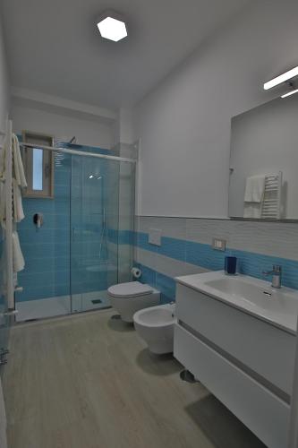 een badkamer met 2 toiletten en een glazen douche bij NONNA GENEROSA APARTMENTS in Castellammare di Stabia