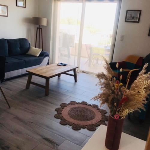 Posezení v ubytování Charmant appartement à 600 mètres de la mer