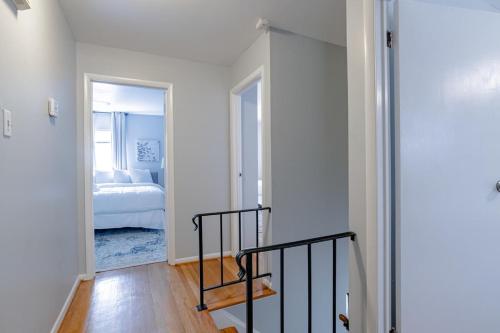 Un ou plusieurs lits dans un hébergement de l'établissement Private Pool & Yard Mins to Dining & University