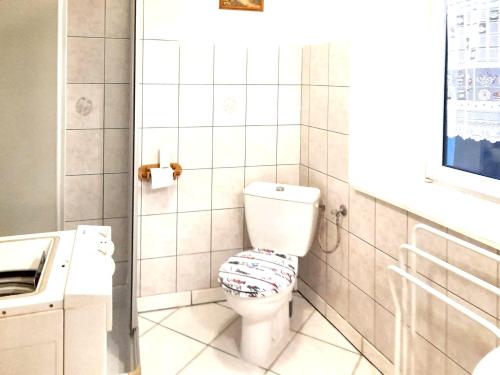 Baño blanco con aseo y lavamanos en Maison de 3 chambres avec terrasse amenagee et wifi a Ingersheim, en Ingersheim