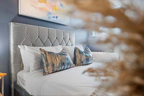 a bedroom with a bed with two pillows on it at Luxurious 1 Bed Stylish Apt, Southampton by Blue Puffin Stays in Southampton