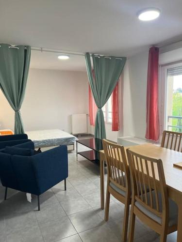un salon avec un lit, une table et des chaises dans l'établissement Johannesburg, à Juvignac