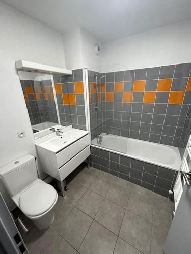 une salle de bain avec toilettes, baignoire et lavabo dans l'établissement Johannesburg, à Juvignac