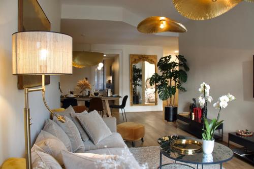 un salon avec un canapé et une table dans l'établissement 