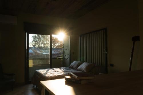 1 dormitorio con cama y ventana con luz en Grooklyn en Rosario
