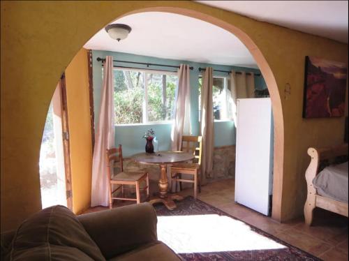 - un salon avec une table et une fenêtre dans l'établissement Hacienda Hideaway + Mountain View, Creek & Trails, à Topanga
