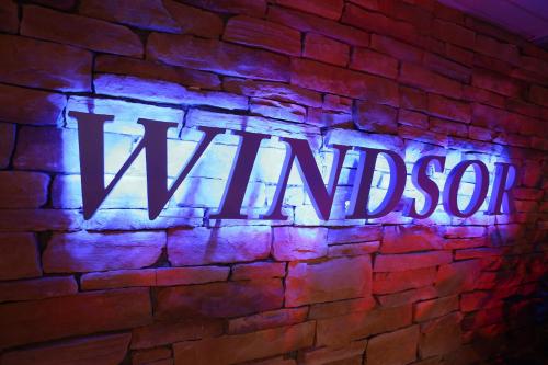 a neon sign on a brick wall with the word vaunted at Wsb Motel-Rende in Tainan
