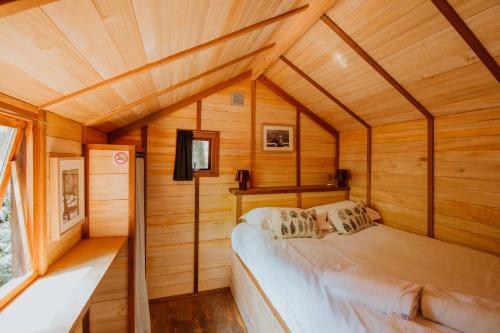 a room with a bed in a wooden cabin at Le Bois Saint Martin in Saint-Martin-de-Ré