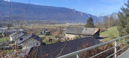 uma vista para uma casa com uma montanha ao fundo em Pretty new and comfortable house between towns and lakes em Voglans