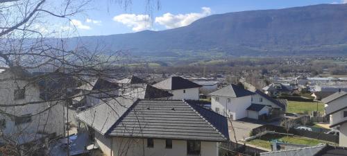 a view of a town with mountains in the background at Pretty new and comfortable house between towns and lakes in Voglans