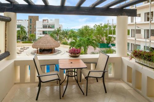 A balcony or terrace at Condo Sol 6 - 3 Bedroom Condo Only 1 Block from Coco Beach - At Luna Maya Condos