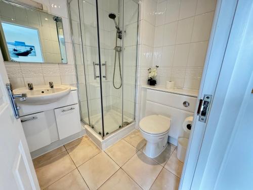 Ванная комната в Cerney House, Windrush Lake, Cotswold Water Park