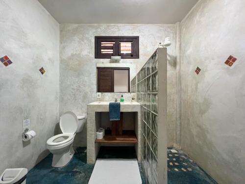 bagno con servizi igienici e lavandino di Vila Aysú a Jericoacoara