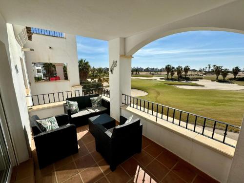 een balkon met uitzicht op een golfbaan bij Casa Gavendy, La Torre Golf Resort in Murcia