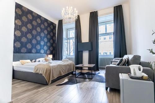 a bedroom with a bed and a couch at Mariahilfer Boutique Rooms - Virtual Reception & Self-Checkin in Vienna