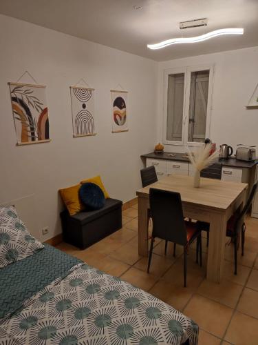 un salon avec une table et une cuisine dans l'établissement Studio, à Saint-Loubès