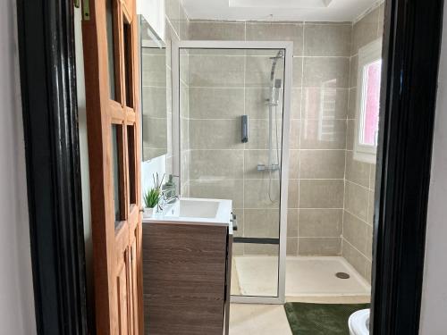 een badkamer met een douche, een wastafel en een toilet bij Luxe 3 Ch.Apt Porto Novo,Abgokou in Porto-Novo