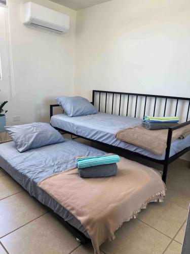 Postel nebo postele na pokoji v ubytování Pothos Beach PH 3BR Apt w Rooftop w Pool Access