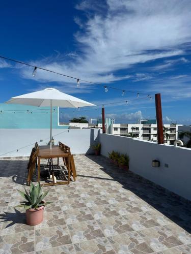 Balkón nebo terasa v ubytování Pothos Beach PH 3BR Apt w Rooftop w Pool Access