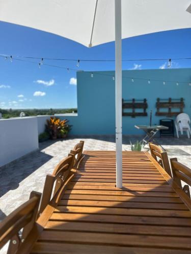 Balkón nebo terasa v ubytování Pothos Beach PH 3BR Apt w Rooftop w Pool Access