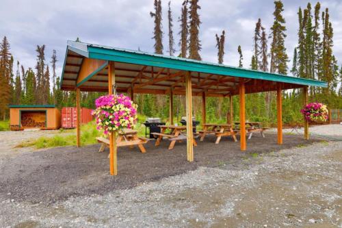 Κήπος έξω από το King Salmon Suite, Cabin 4 at Lower Kenai Lodge
