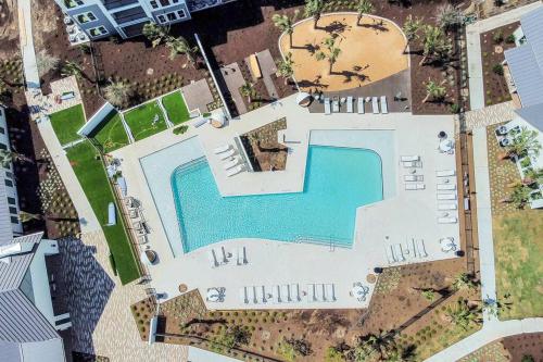 una vista aérea de una piscina en un edificio en The Onyx Abode near Kemah Boardwalk!, en Kemah