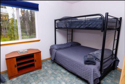 Katil atau katil-katil dalam bilik di Grayling Getaway, Cabin 1 at Lower Kenai Lodge