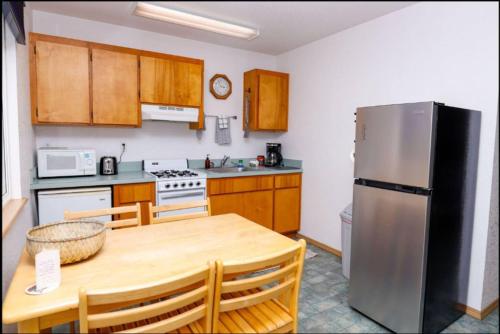 Dapur atau dapur kecil di Grayling Getaway, Cabin 1 at Lower Kenai Lodge