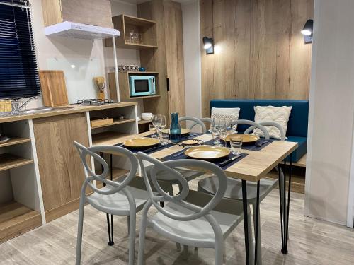 une salle à manger avec une table et des chaises dans l'établissement Camping pays de Beille, aux Cabannes