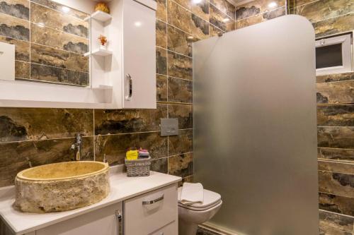 La salle de bains est pourvue d'un lavabo et de toilettes. dans l'établissement عظيم Villa, à Trabzon