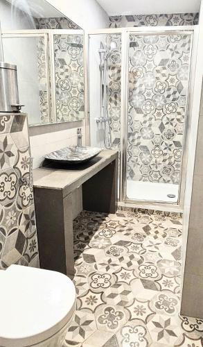 une salle de bain avec une douche, un lavabo et des toilettes dans l'établissement Home in Paris Orsay - Grenelle Romantic Flat, à Paris