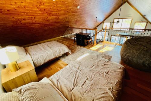 Zimmer im Dachgeschoss mit 2 Betten und einem Schreibtisch in der Unterkunft Vineyard Sanctuary in Penn Yan