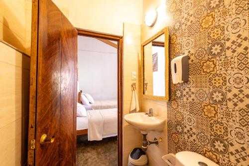 MompósにあるAlbarrada Hotel Boutiqueの洗面台、トイレ、鏡のあるバスルーム