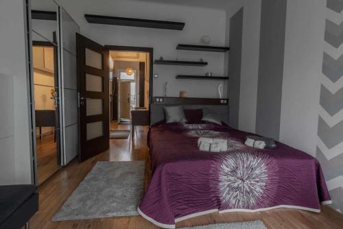 een slaapkamer met een groot paars bed in een kamer bij Anna's Spa in Boedapest