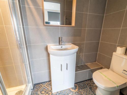 a bathroom with a sink and a toilet at Comfortable stylish room Pass the Keys in Beeston