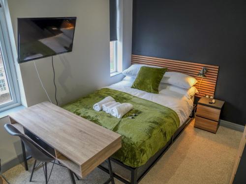 Postel nebo postele na pokoji v ubytování Comfortable stylish room Pass the Keys