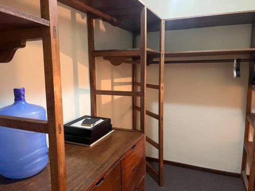 Cette chambre dispose de 2 lits superposés et d'un bureau avec un vase bleu. dans l'établissement Casa grande perfectamente ubicada, à Cochabamba