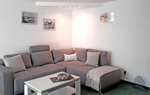 Uma área de estar em 1 Bedroom Lovely Apartment In Heringsdorf seebad