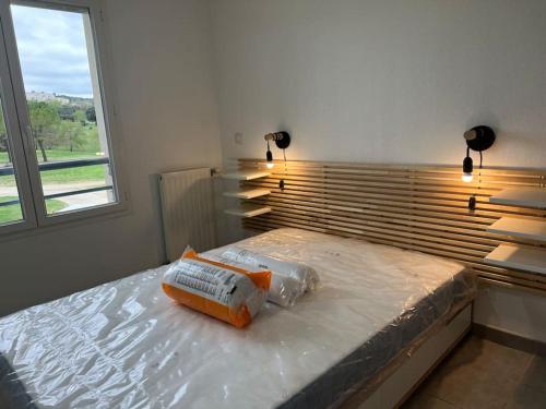 - une chambre avec un grand lit à l'aocadobe dans l'établissement Boston, à Juvignac