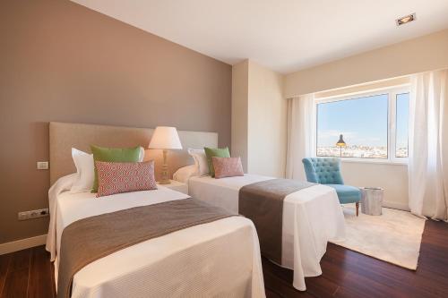 um quarto de hotel com duas camas e uma janela em Homeclub Exclusive Flat at Madrid Tower em Madri
