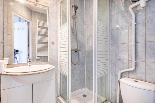 Kúpeľňa v ubytovaní GuestReady - Comfortable nest near Père-Lachaise
