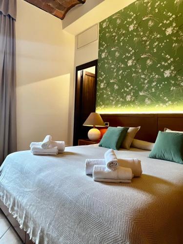 a bedroom with two towels on a bed at Residence Internazionale in Pietrasanta