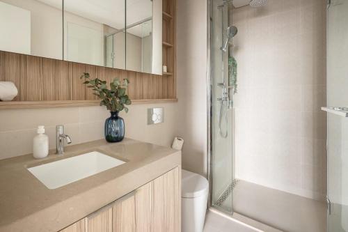 W łazience znajduje się toaleta, umywalka i prysznic. w obiekcie Frank Porter - Wilton Terraces 1 w Dubaju
