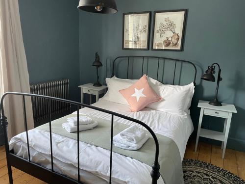 Voodi või voodid majutusasutuse Charming Bight Cottage moments from beach by Whitstable-Holidays toas