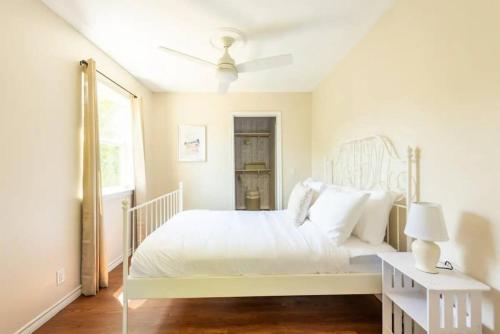 A bed or beds in a room at Entire Guesthouse in Southeast Austin