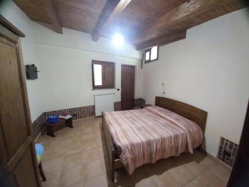 um quarto com uma cama grande num quarto em B&B A CASA DI MARIO em San Severino Lucano